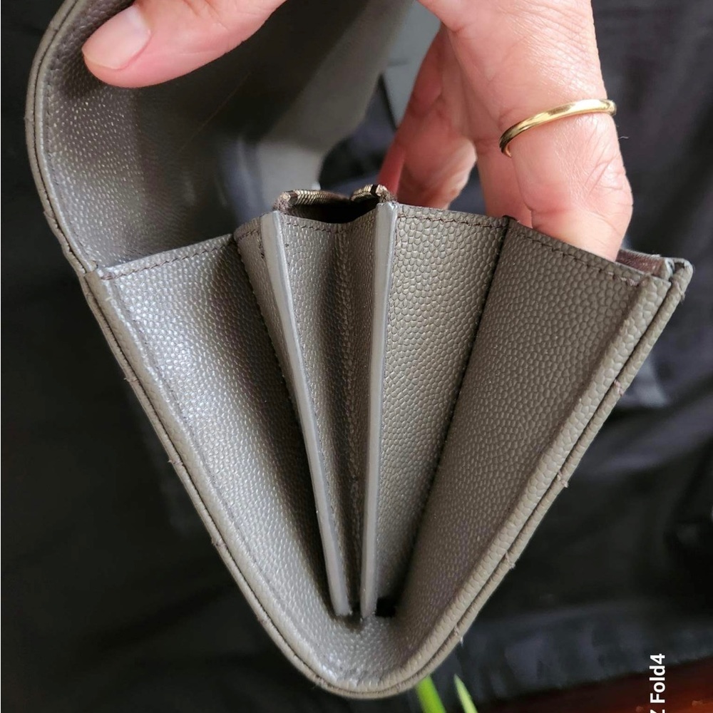 Sold Ysl Portefeuille Famme (174Y7) Mo
Grey Metallasse Flap Wallet. - Picture 10 of 16